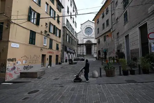 Genova, 17enne accoltellato alla schiena nella zona della movida