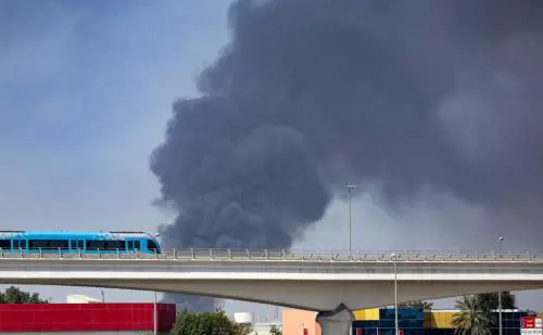 Il fumo prodotto dai detriti di un missile intercettato dall'Iran, a Dubai, l'1 marzo 2026