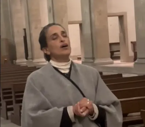 “Angeli della pace, proteggete i miei cari”: Noa bloccata a Firenze canta in chiesa