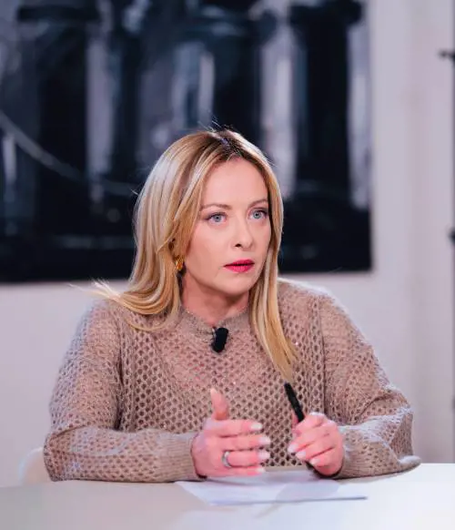 Meloni: "I giudici ci impediscono di governare, i cittadini mi aiutino a modernizzare il Paese". Poi l'attacco alle opposizioni: "Da loro propaganda spicciola"