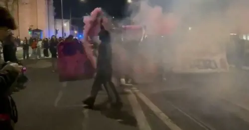 “I cori dei Pro Vita si chiudono col fuoco”. Gli slogan choc delle femministe nel corteo dell’8 marzo 