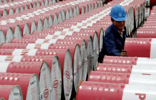 Il petrolio oltre i 100 dollari. L'Europa apre in rosso. E il G7 discute sul rilascio delle riserve strategiche. Allarme in Gran Bretagna: "Scorte di gas per due giorni"