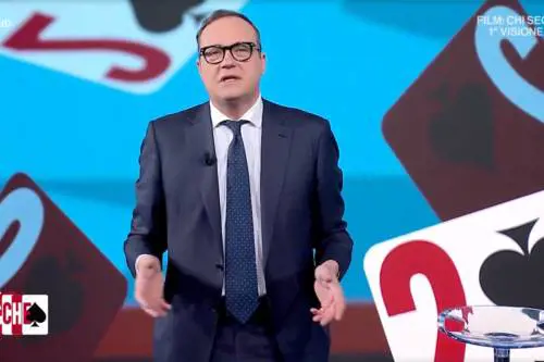 Cerno debutta con "2 di picche" e fustiga l'Europa sull'Iran. Il Pd si accoda ai 5S e va all'attacco. La replica: "Che bella la sinistra quando era libera"