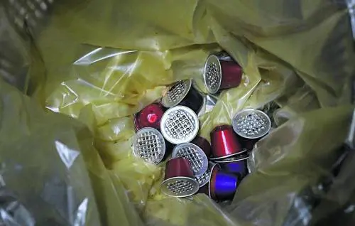 Tutte le capsule di caffè nel sacco giallo. "L'alluminio sarà recuperato e riciclato"