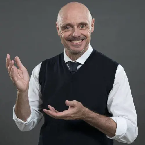 Il "Corto circuito" del vivere oggi riesce a far ridere