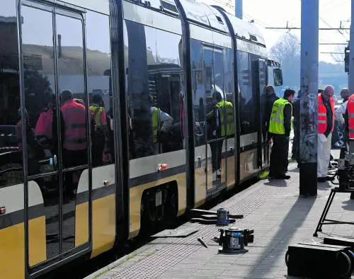 Tram esce dai binari: è il terzo incidente in 10 giorni. Senza feriti