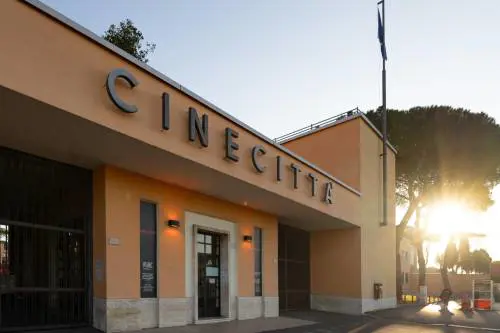 La Guardia di Finanza a Cinecittà. Acquisiti documenti di "M. Il figlio del secolo" e del film "Queer"