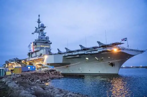 La portaerei francese Charles de Gaulle