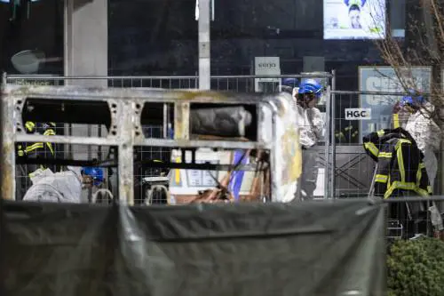 Svizzera, autobus in fiamme: 6 morti e 5 feriti. Testimoni: "Uomo si è dato fuoco"