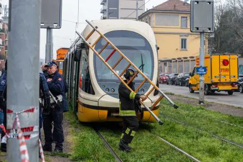 Milano, principio di incendio sul tram 27: le immagini