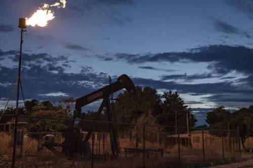 Fame di petrolio: Chevron e Shell firmano accordi sul Venezuela