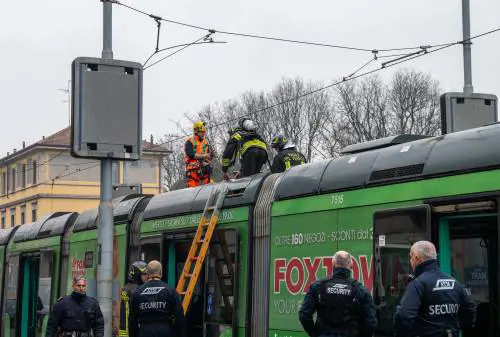 Milano, il tram 27 prende fuoco. A bordo una ventina di persone: "C'era fumo ovunque"