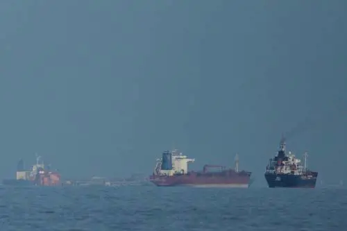 Stretto di Hormuz sotto assedio ma la coalizione non si vede l'Ue decide se ampliare Aspides