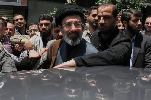 Iran, piede fratturato e ferite al volto: mistero sulla salute di Mojtaba Khamenei
