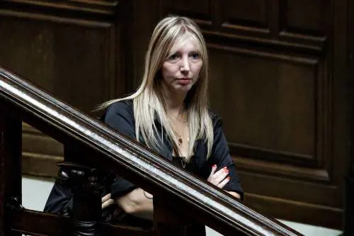 Antonella Giuli zittisce il M5s: "Nessun incarico in FdI, lesa la mia professionalità"