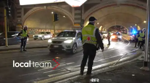 Milano, taxi in sorpasso finisce contro un tram