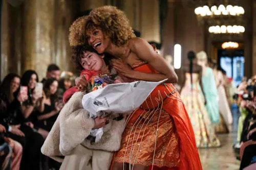 "Mamma, sono un sarto". Storia di Max Alexander il prodigio con ago e filo che ha solo dieci anni