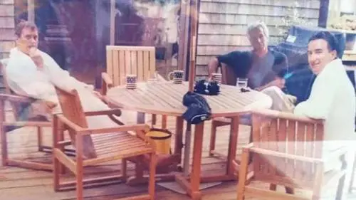 Epstein, Andrea e Mandelson. La foto a tre inguaia Starmer