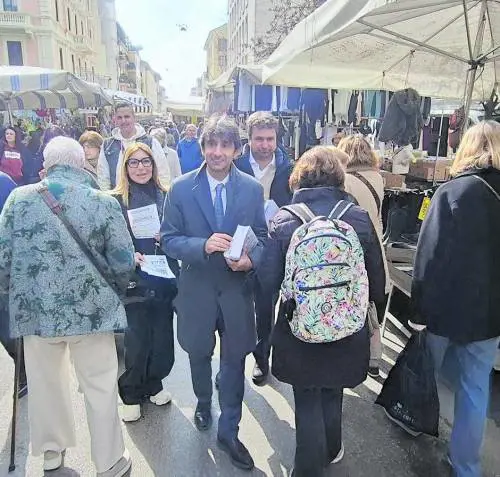 Verso il rush finale tra la "Freccia" di Fi, i gazebo leghisti e Fdi nei mercati