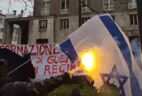 Roma, bruciata la bandiera di Israele al corteo per il No