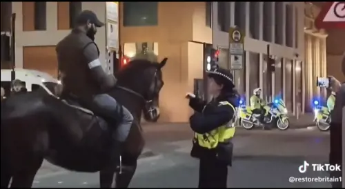 Quei "cavalieri della Sharia" al corteo pro Khamenei a Manchester