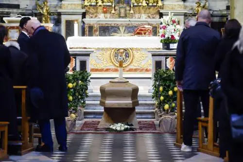 La folla, i limoni, "Il cielo" di Renato Zero: l'addio a Enrica Bonaccorti