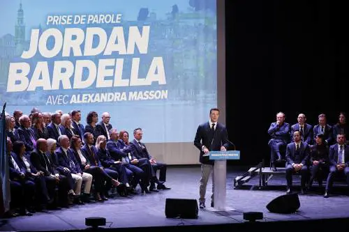 Il leader del Rassemblement National Jordan Bardella durante un comizio