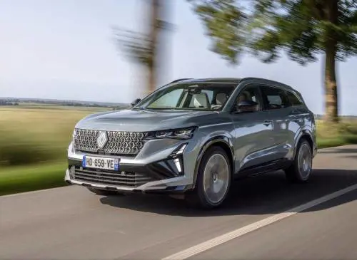 Renault Espace 2026, la prova del restyling: l’ibrido 7 posti perfetto per viaggiare