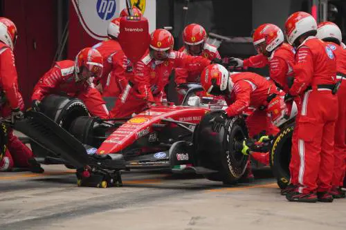 Rossa seconda forza, ma che show fra Lewis e Charles