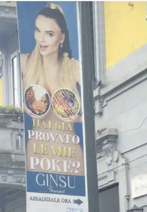 Rimossa la pubblicità sessista del poke. Il Comune: "È abusiva"