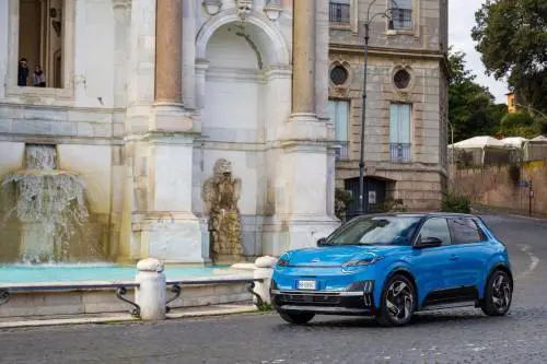 La Nissan Micra torna elettrica: prova tra le strade di Roma della nuova citycar giapponese