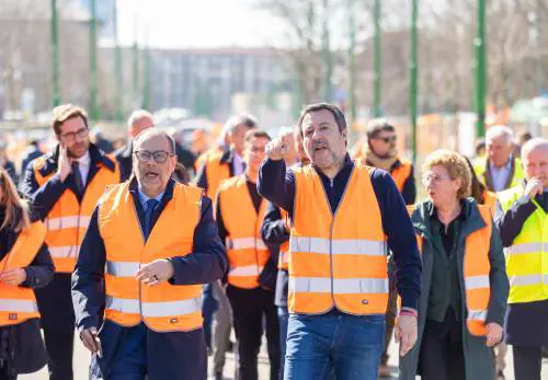 Fumo da un tram, è il quinto incidente. Salvini: "Ora serve una riflessione"
