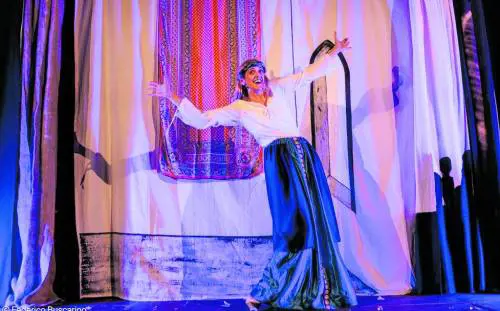 Con i personaggi di Ippolita si ride parlando dei santi