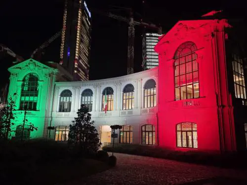 Unità nazionale, il tricolore illumina la sede di Fondazione Fiera Milano