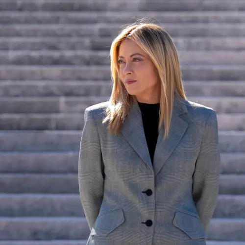 Meloni lavora sulle accise e frena sul rimpasto. Via alla legge elettorale