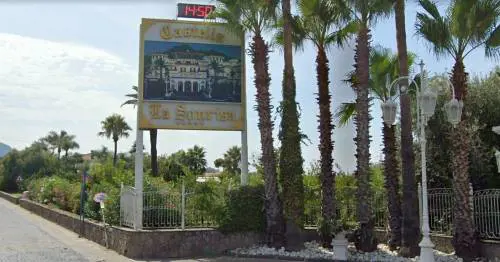 Il Castello delle Cerimonie non chiude, ma la disputa legale non è finita: cosa succede ora