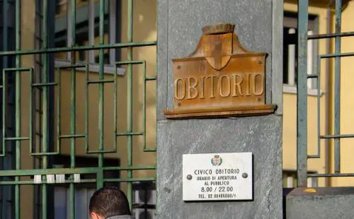 Furti di oro dalle salme in obitorio: un patteggiamento e sei proscioglimenti