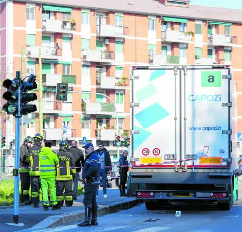 Tir investe e uccide un pedone. Auto contro bici, grave ciclista