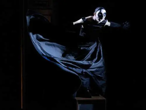 Roberto Latini dirige e interpreta la giovane "Antigone" di Anouilh