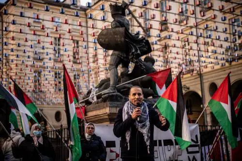 "Tifiamo per i missili iraniani": il predicatore di Torino elogia le bombe. E domani sarà alla Camera coi grillini
