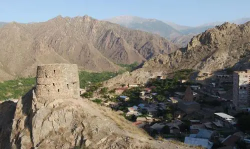 La guerra vista da Meghri: la fuga di due sorelle iraniane e il sogno della libertà