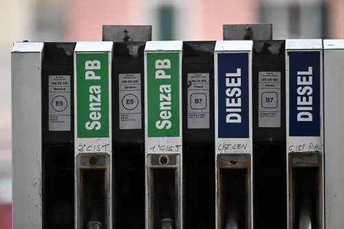 Taglio alle accise per 20 giorni e non solo : tutte le misure del dl carburanti