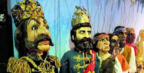 Le marionette alla conquista del mondo si ritrovano con la testa vuota e piatta