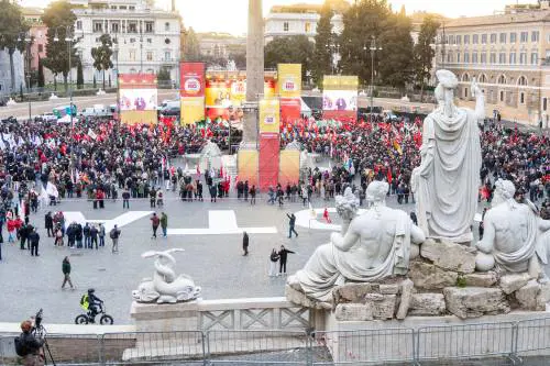 La piazza è un flop. E Diaco punge il No: "Non sono un lacchè"