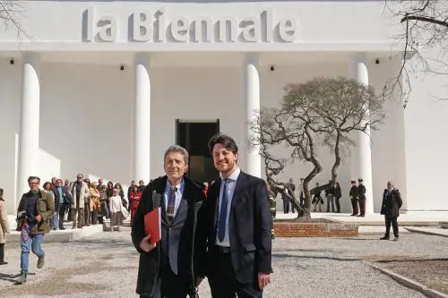 Il presidente della Biennale Pietrangelo Buttafuoco e il presidente della Regione Veneto Alberto Stefani posano davanti l'ingresso del Padiglione Centrale, ai Giardini della Biennale