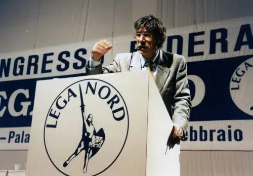 Da cantante a uomo di governo: la vita straordinaria del nordista che seppe cogliere il crollo della Prima Repubblica