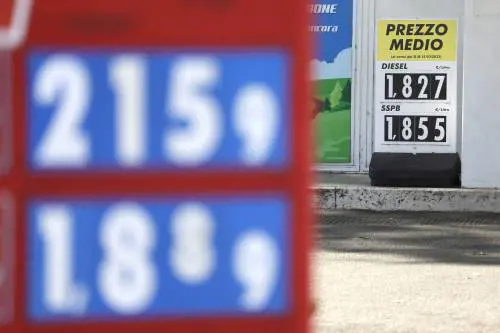 Carburanti, scattato il taglio delle accise. Controlli alla pompa. Allarme gas dal Qatar