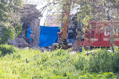 Esplode un casale abbandonato, morti due anarchici a Roma. L'ipotesi choc: preparavano una bomba per un attentato
