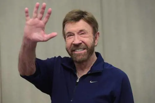 Addio a Chuck Norris. A quanto ammonta il patrimonio del popolare attore