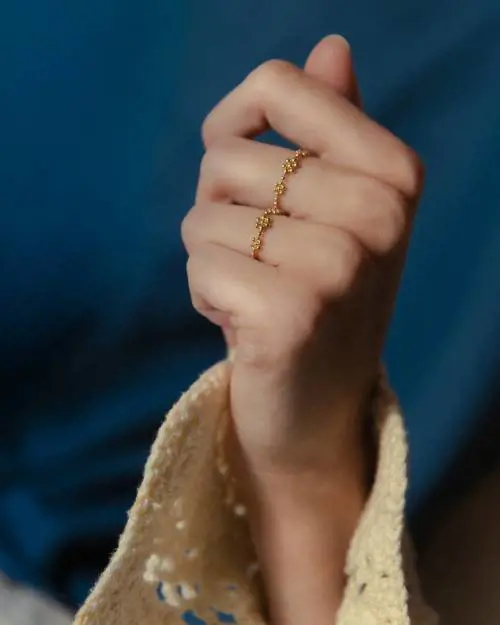 Il nuovo anello ora intreccia la poesia al dito